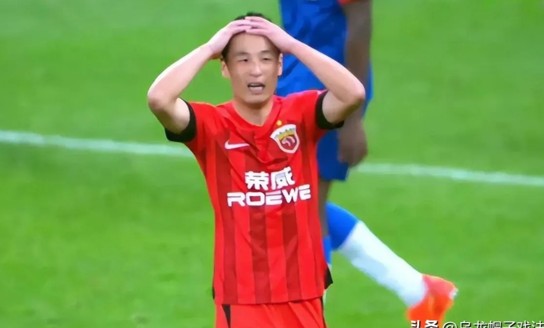 国安场边指挥情绪激动，武磊队员怒摔水瓶！